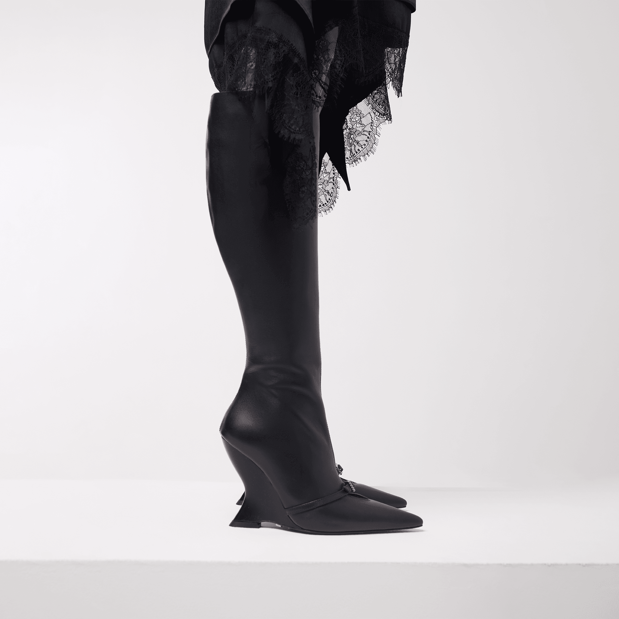 GIA - BLACK SHARP KNIFE - manc